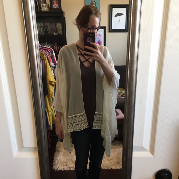 Ivory lace border trim kimono - Picture 2 of 4